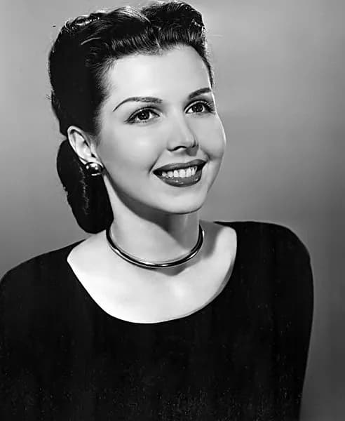 Retrato promocional en blanco y negro de Ann Miller
