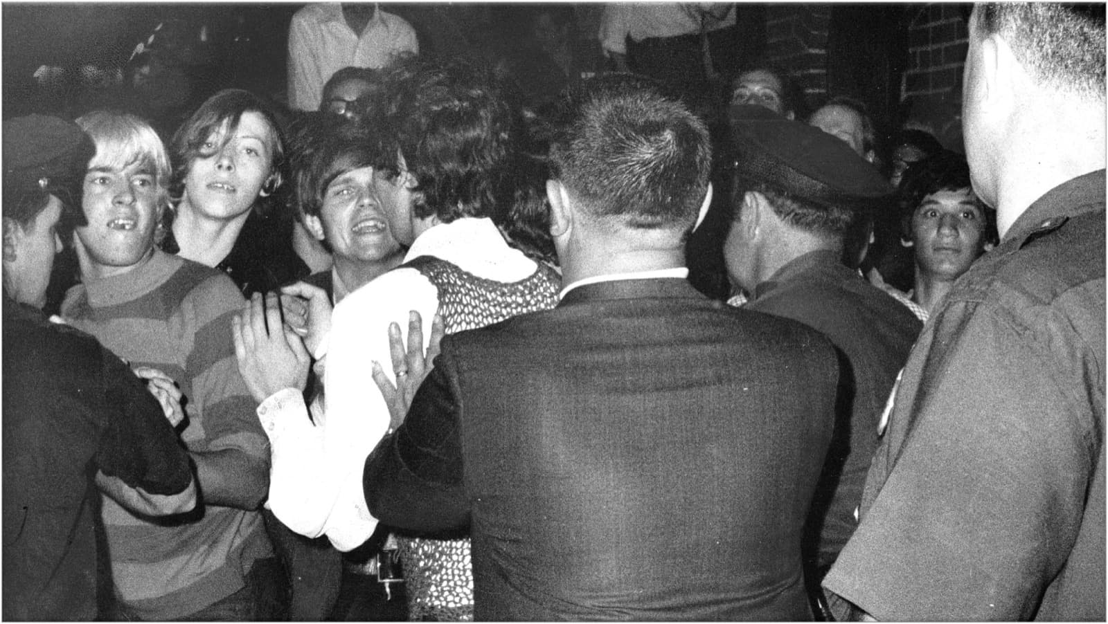 Manifestantes frente a agentes de policía durante los disturbios de Stonewall en 1969