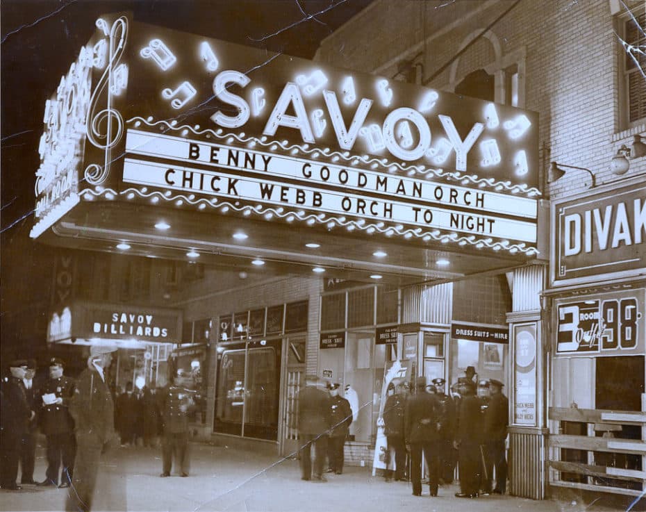 Entrada del Savoy Ballroom anunciando las orquestas de Benny Goodman y Chick Webb